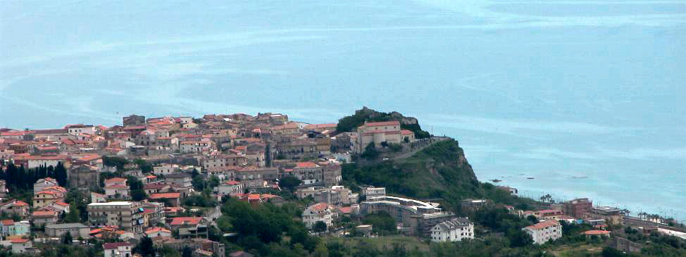 San Lucido e il centro storico: vista da Nord - Foto Marcello Lattari - 23.5.2005