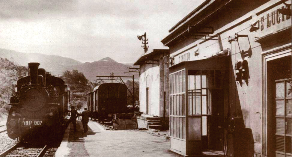 San Lucido: Stazione ferroviaria sulla tratta Paola-Cosenza, ormai abbandonata.( Fototeca F.S. 1987) Foto tratta dal libro "L'ultima cremagliera" a cura di Mauro Francesco Minervino.