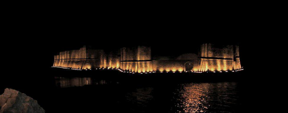 Le Castella (Crotone) - castello aragonese - notturno - Foto: Marcello Lattari