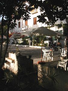 Residence e piazzetta visti dal giardino