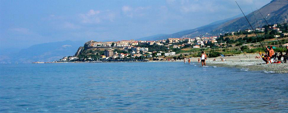 San Lucido : panorama da sud  in un giorno d'estate - Foto: Marcello Lattari