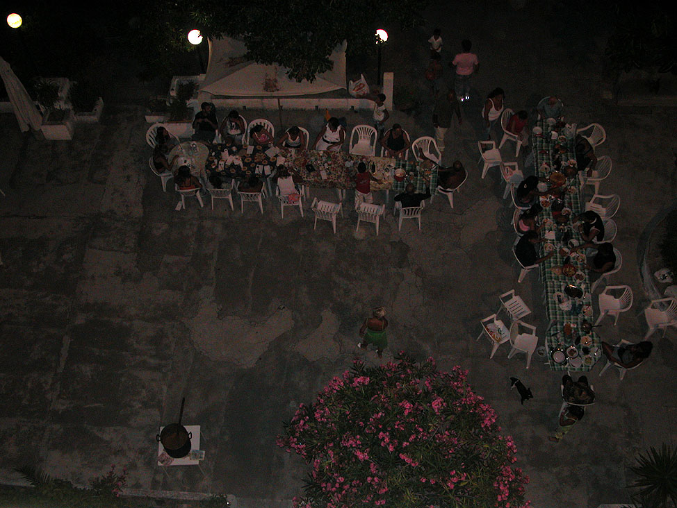 Residence Lattari: e dopo il barbecue, la giusta e meritata cena! (Vista dal terrazzo)