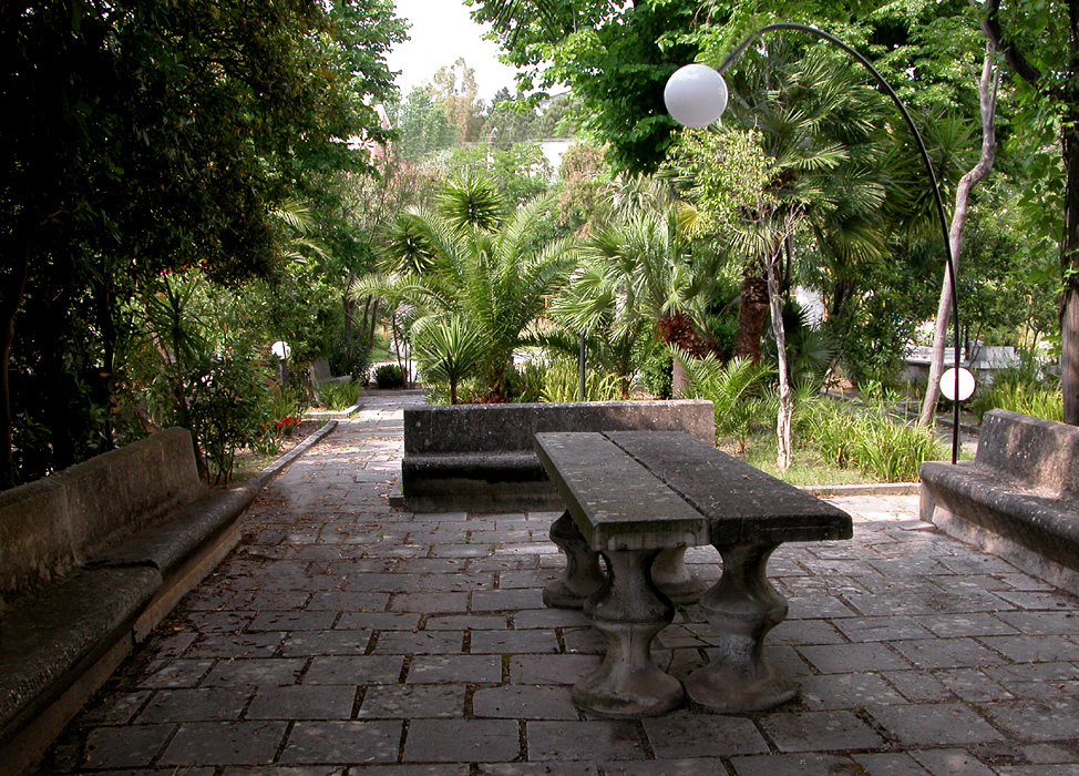 Residence Lattari: il tavolo nel giardino