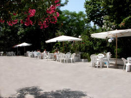 Residence Lattari: la piazzetta antistante il giardino