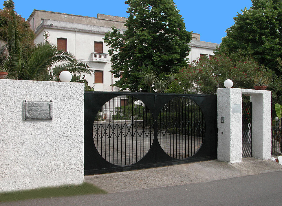Il Residence Lattari: il cancello visto dalla strada pubblica