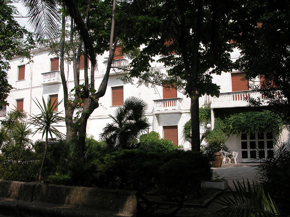 Residence Lattari: il palazzo visto dal suo giardino