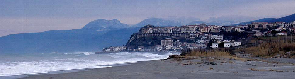 San Lucido : panorama da sud  in un giorno d'inverno - Foto: Francom